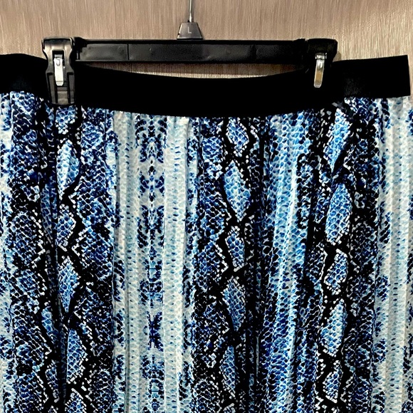 Women’s Blue snake skin pattern Skirt size Large 18Wx36L 100% polyester - Picture 2 of 6